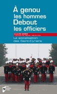 À genou les hommes, debout les officiers